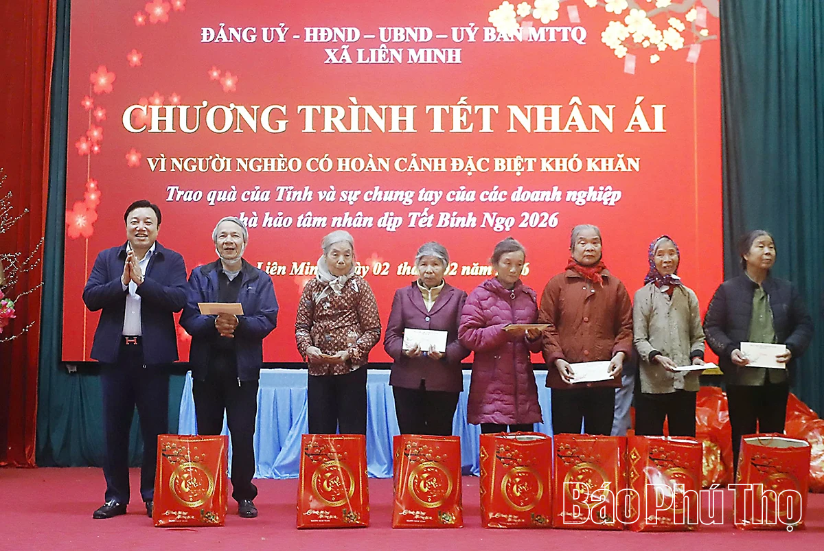 Phó Chủ tịch UBND tỉnh Nguyễn Huy Ngọc tặng quà Tết xã Liên Minh