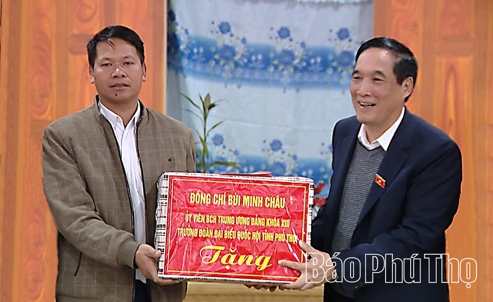 Đồng chí Bùi Minh Châu tặng quà Tết cho các hộ khó khăn tại Tân Sơn và Xuân Đài