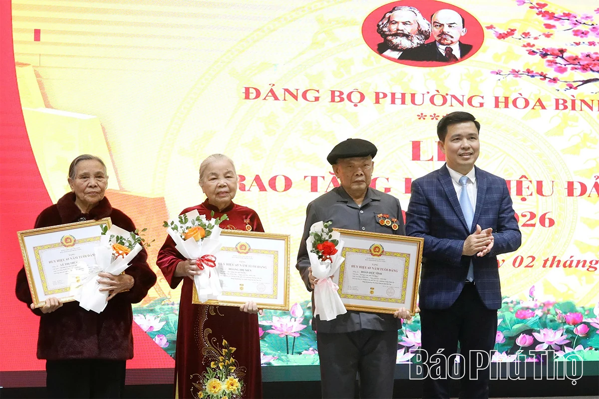 Phó Bí thư Tỉnh ủy, Chủ tịch HĐND tỉnh Bùi Đức Hinh trao Huy hiệu Đảng đợt 3/2 cho 105 đảng viên phường Hòa Bình