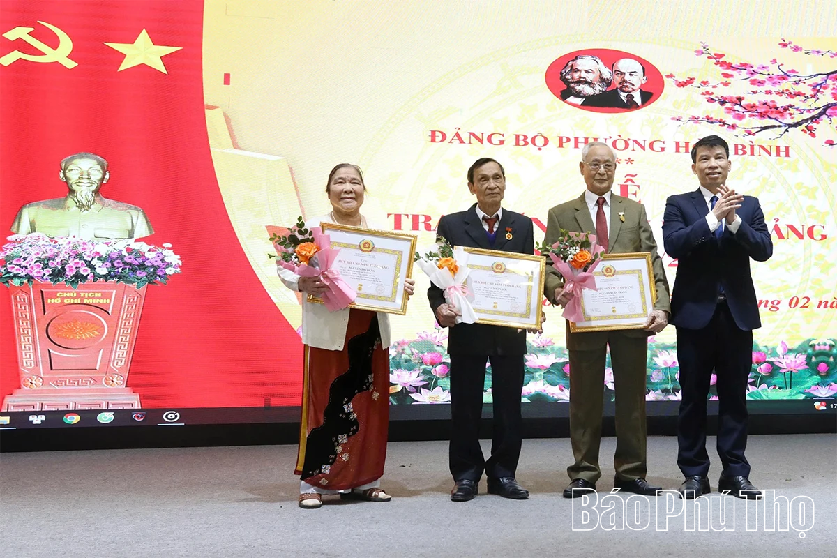 Phó Bí thư Tỉnh ủy, Chủ tịch HĐND tỉnh Bùi Đức Hinh trao Huy hiệu Đảng đợt 3/2 cho 105 đảng viên phường Hòa Bình