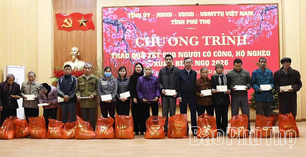 Trao quà Tết tặng người có công và hộ nghèo xã Liên Hòa