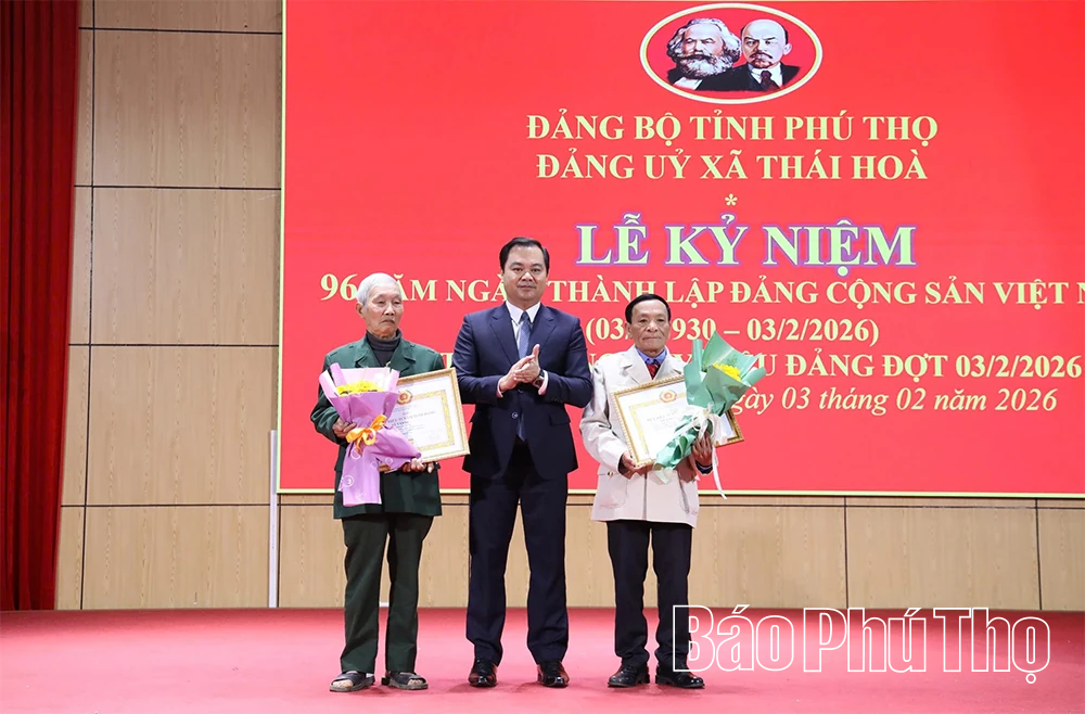 Xã Thái Hoà trao Huy hiệu Đảng cho 19 đảng viên