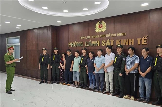 Khởi tố vụ án sản xuất, buôn bán xăng RON A95 giả