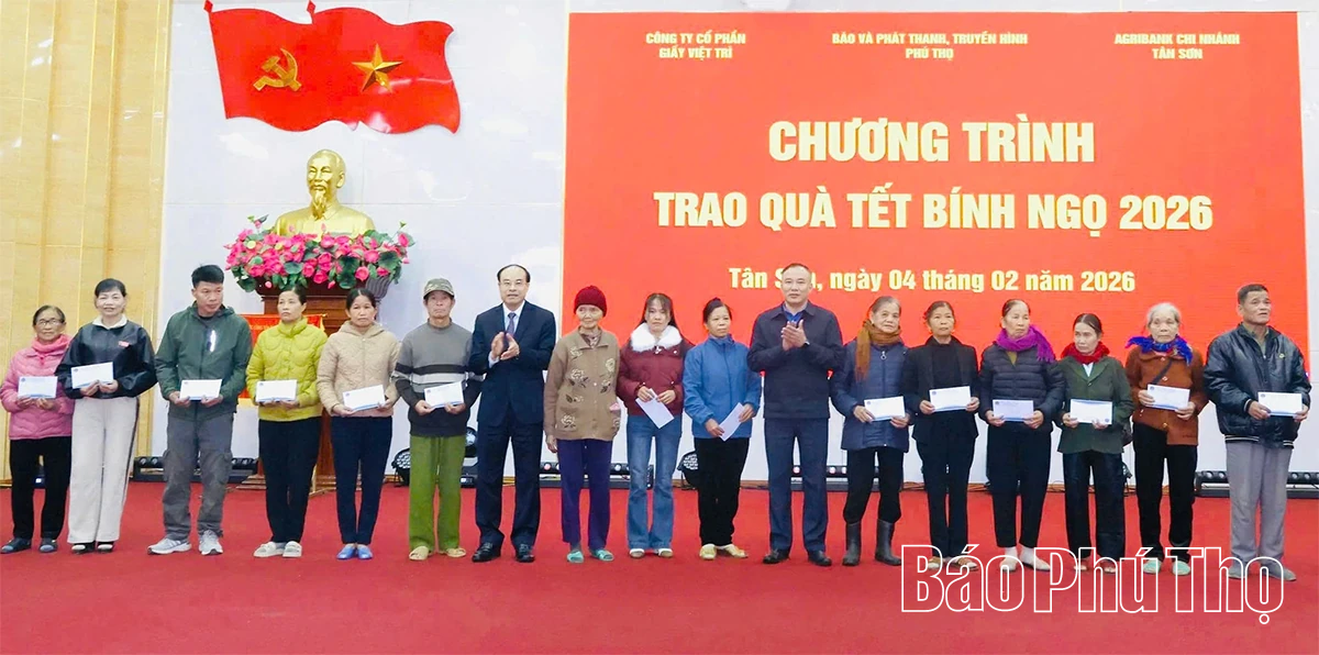Báo và Phát thanh, truyền hình Phú Thọ trao quà Tết tại xã Tân Sơn