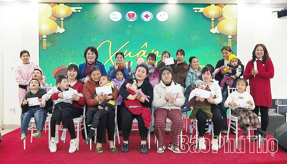 Trao 50 suất quà Tết tặng trẻ bại não nhân dịp Xuân Bính Ngọ 2026
