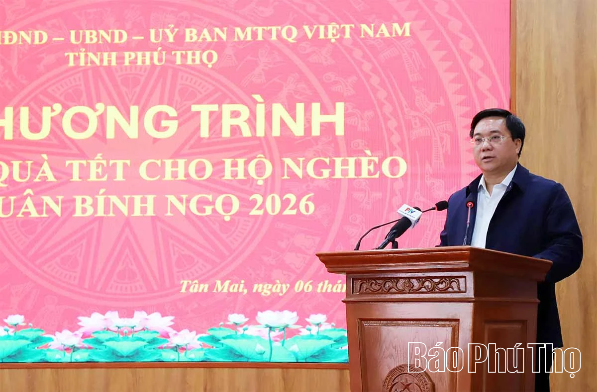 Chủ tịch UBND tỉnh Trần Duy Đông thăm, tặng quà Tết các hộ gia đình khó khăn tại xã Tân Mai