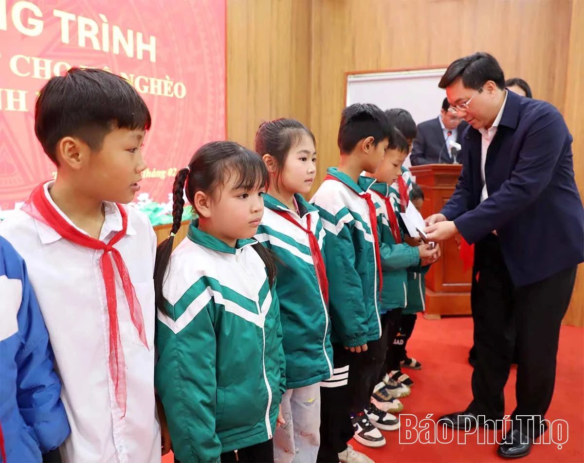 Chủ tịch UBND tỉnh Trần Duy Đông thăm, tặng quà Tết các hộ gia đình khó khăn tại xã Tân Mai