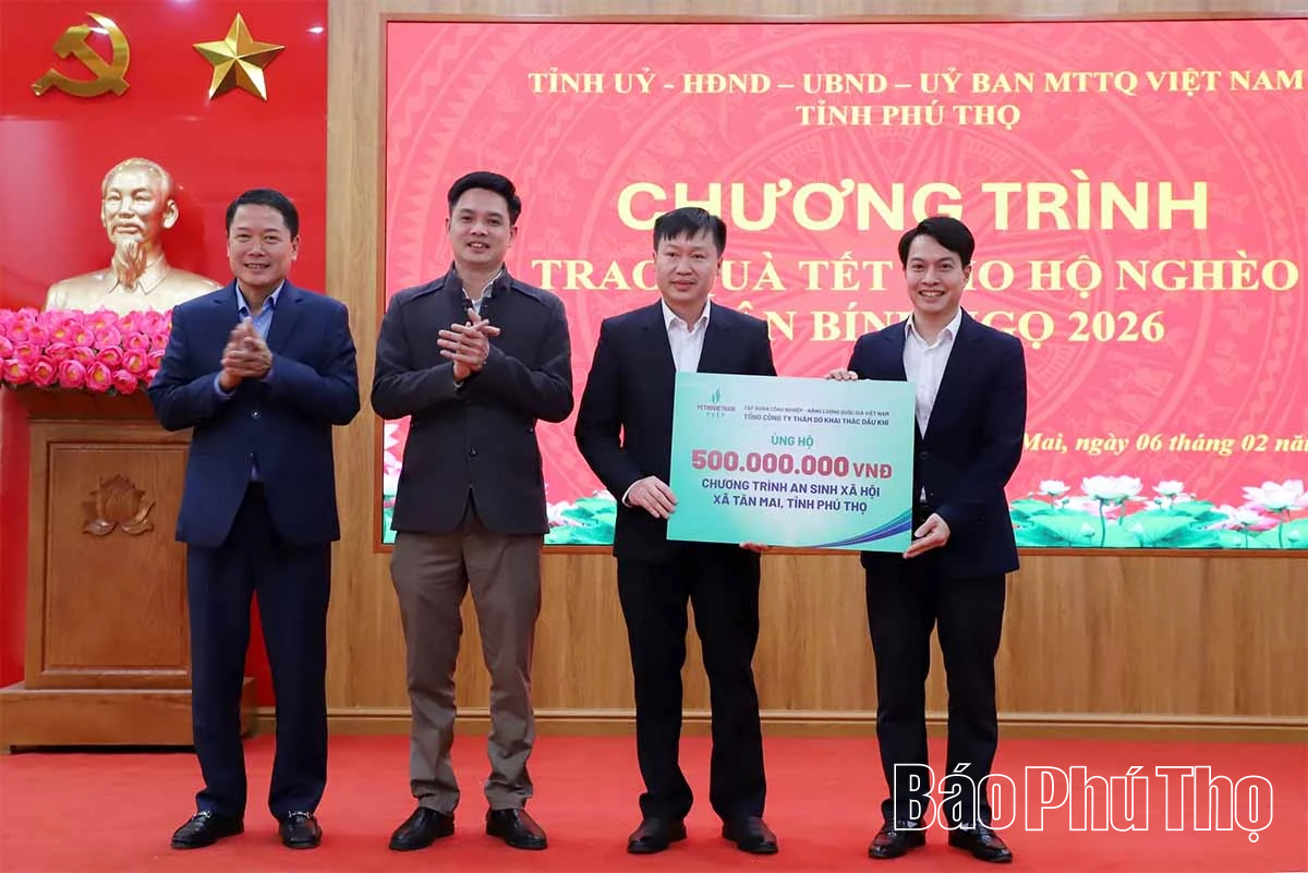 Chủ tịch UBND tỉnh Trần Duy Đông thăm, tặng quà Tết các hộ gia đình khó khăn tại xã Tân Mai