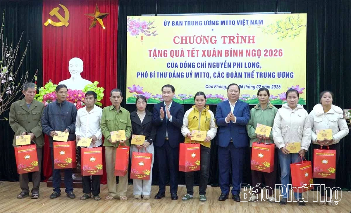 Phó Bí thư Đảng ủy MTTQ, các đoàn thể Trung ương Nguyễn Phi Long thăm, tặng quà Tết tại xã Cao Phong