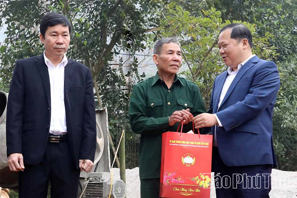 Phó Bí thư Đảng ủy MTTQ, các đoàn thể Trung ương Nguyễn Phi Long thăm, tặng quà Tết tại xã Cao Phong