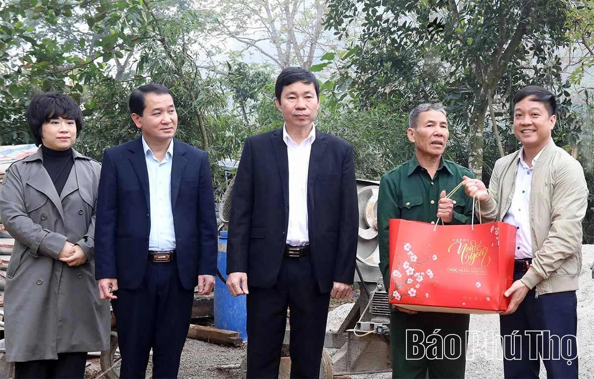 Phó Bí thư Đảng ủy MTTQ, các đoàn thể Trung ương Nguyễn Phi Long thăm, tặng quà Tết tại xã Cao Phong