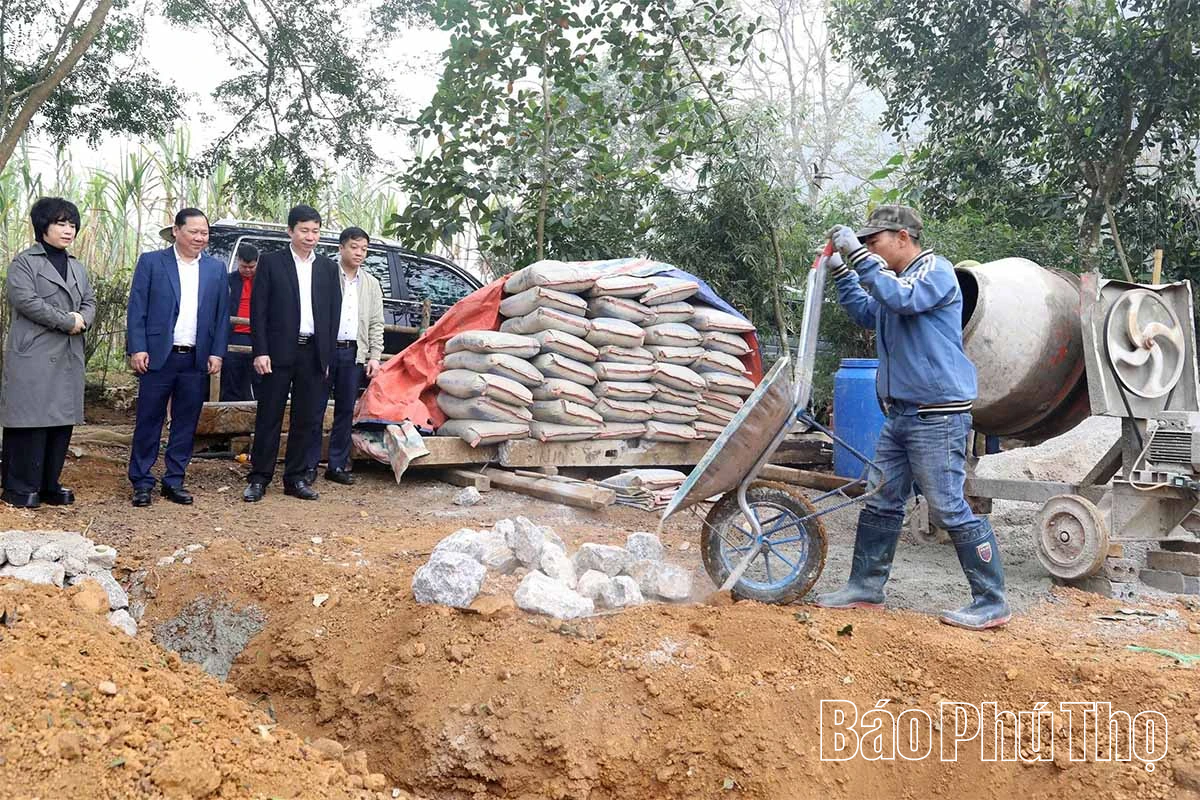 Phó Bí thư Đảng ủy MTTQ, các đoàn thể Trung ương Nguyễn Phi Long thăm, tặng quà Tết tại xã Cao Phong