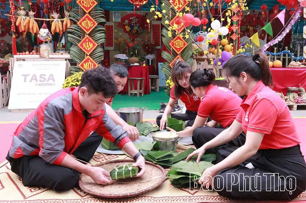 Sôi nổi hội thi gói bánh chưng chào Xuân Bính Ngọ