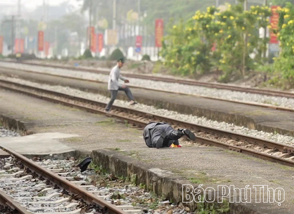 Người đàn ông thoát chết trong gang tấc khi cố đi bộ qua đường tàu