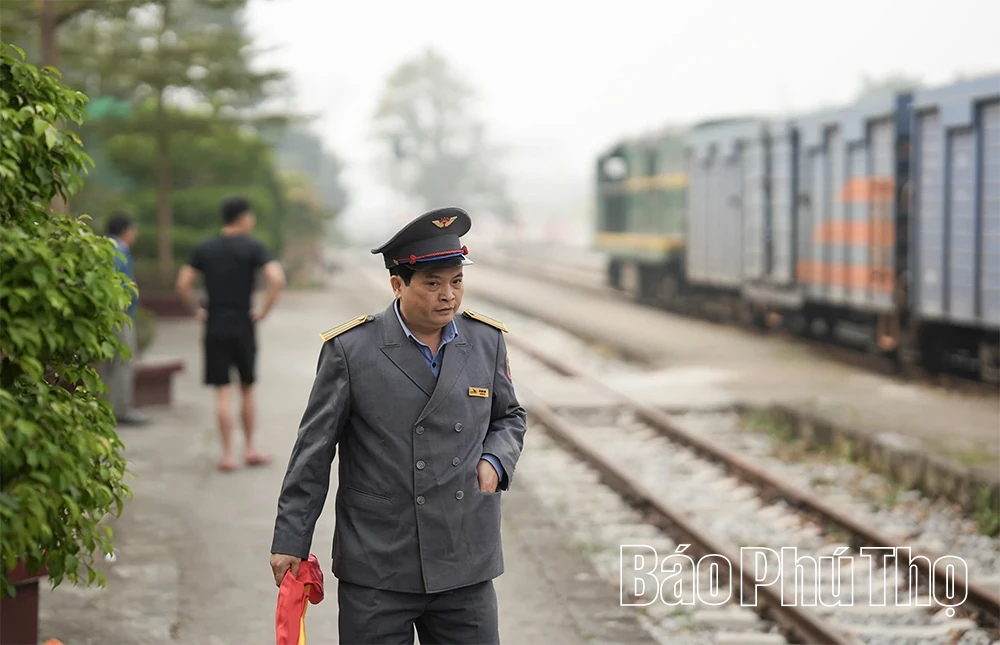 Người đàn ông thoát chết trong gang tấc khi cố đi bộ qua đường tàu