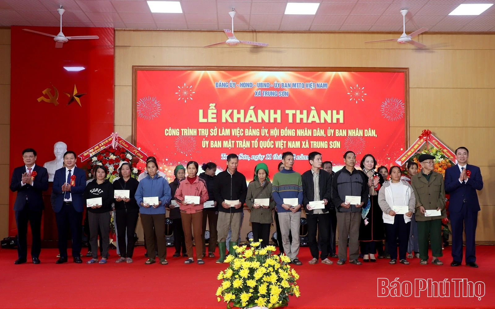 Chủ tịch UBND tỉnh Trần Duy Đông cắt băng khánh thành trụ sở làm việc của xã Trung Sơn