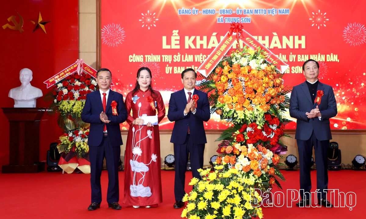 Chủ tịch UBND tỉnh Trần Duy Đông cắt băng khánh thành trụ sở làm việc của xã Trung Sơn