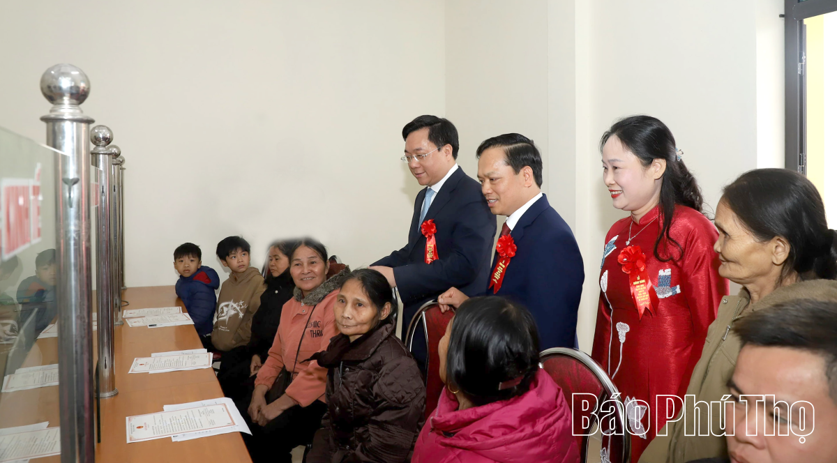 Chủ tịch UBND tỉnh Trần Duy Đông cắt băng khánh thành trụ sở làm việc của xã Trung Sơn