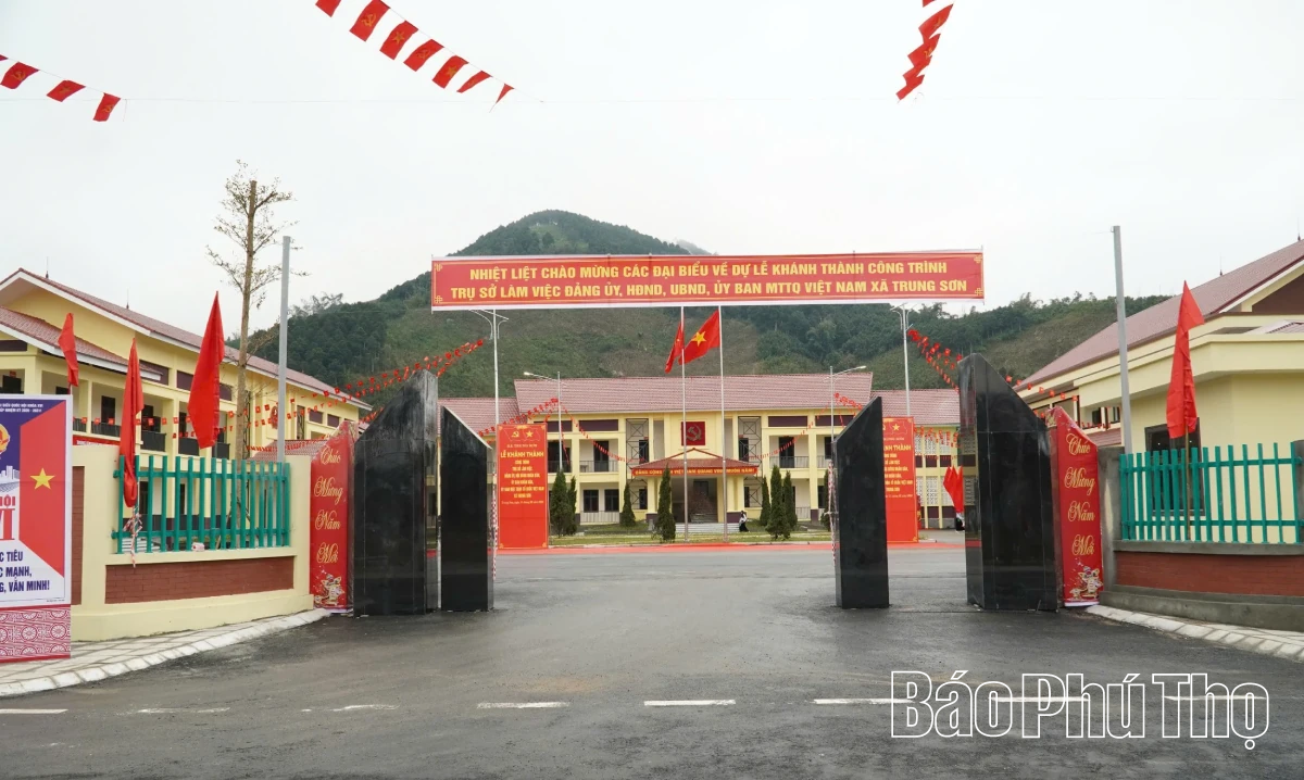 Chủ tịch UBND tỉnh Trần Duy Đông cắt băng khánh thành trụ sở làm việc của xã Trung Sơn