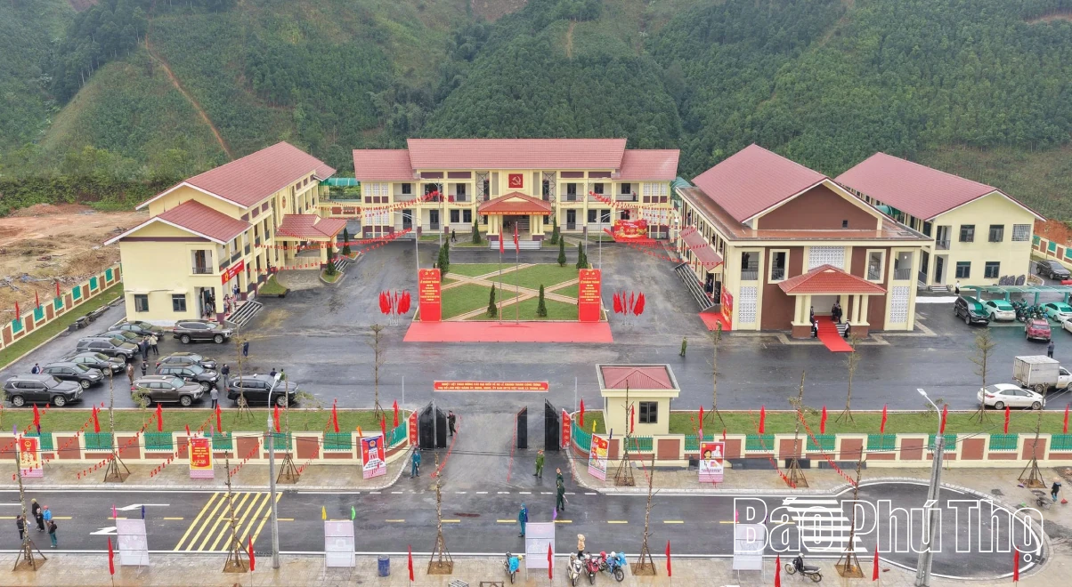 Chủ tịch UBND tỉnh Trần Duy Đông cắt băng khánh thành trụ sở làm việc của xã Trung Sơn