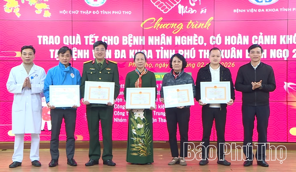 Trao 120 suất quà tặng bệnh nhân đang điều trị tại Bệnh viện Đa khoa tỉnh Phú Thọ
