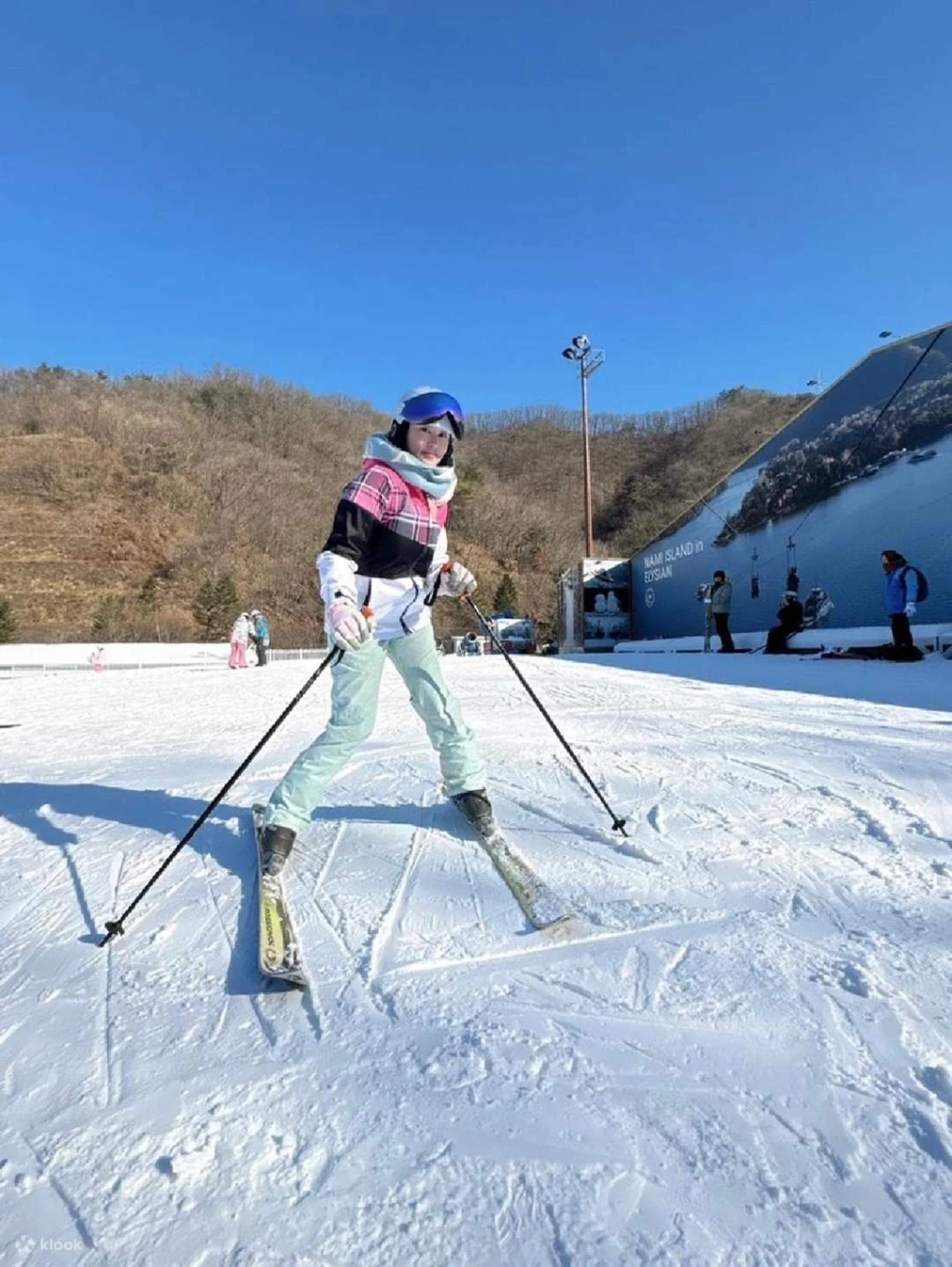 Khách Việt chi hàng chục triệu đồng đi nước ngoài trượt tuyết dịp Tết