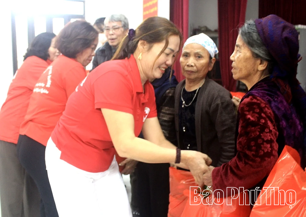 Chung tay chăm lo Tết cho người nghèo