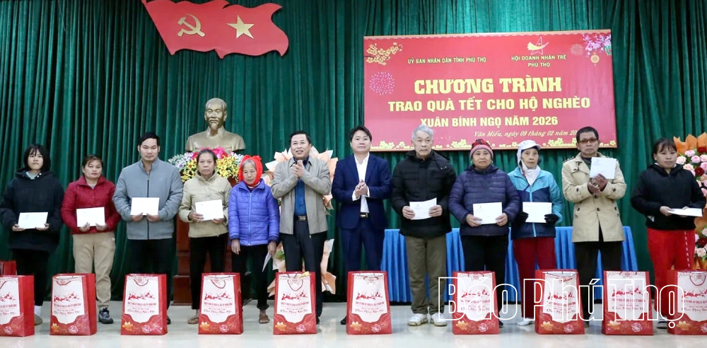 Phó Chủ tịch UBND tỉnh Đinh Công Sứ trao quà Tết tặng hộ nghèo xã Văn Miếu