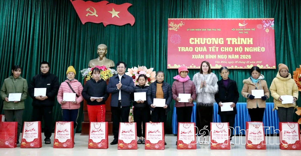 Phó Chủ tịch UBND tỉnh Đinh Công Sứ trao quà Tết tặng hộ nghèo xã Văn Miếu