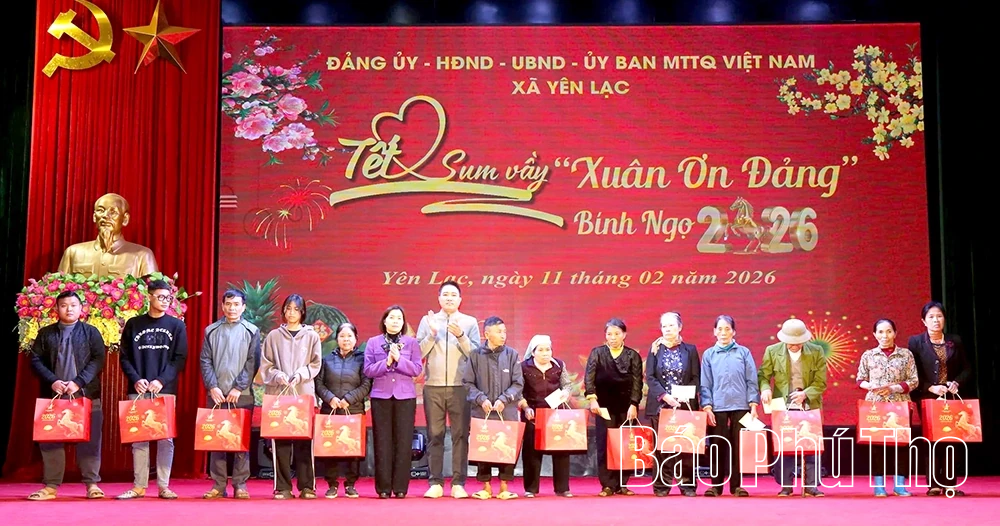 Phó Chủ tịch UBND tỉnh Phùng Thị Kim Nga dự chương trình “Tết sum vầy - Xuân ơn Đảng” tại xã Yên Lạc