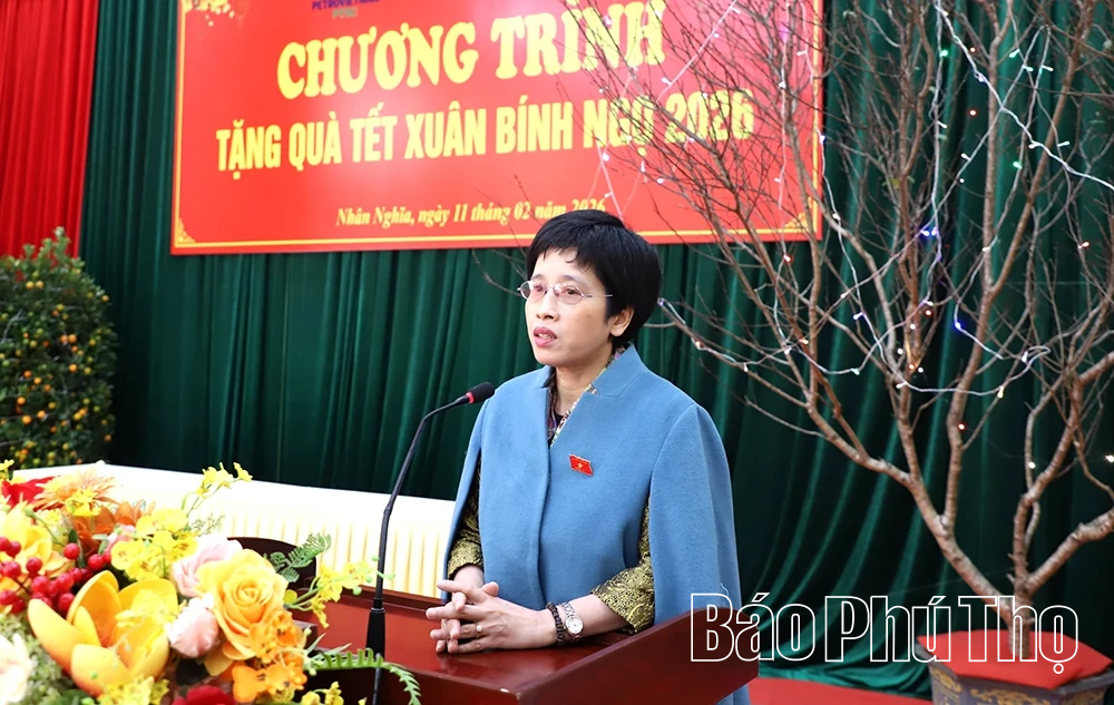 Đoàn đại biểu Quốc hội tỉnh trao 300 suất quà Tết tặng hộ nghèo các xã Ngọc Sơn, Nhân Nghĩa, Mường Vang