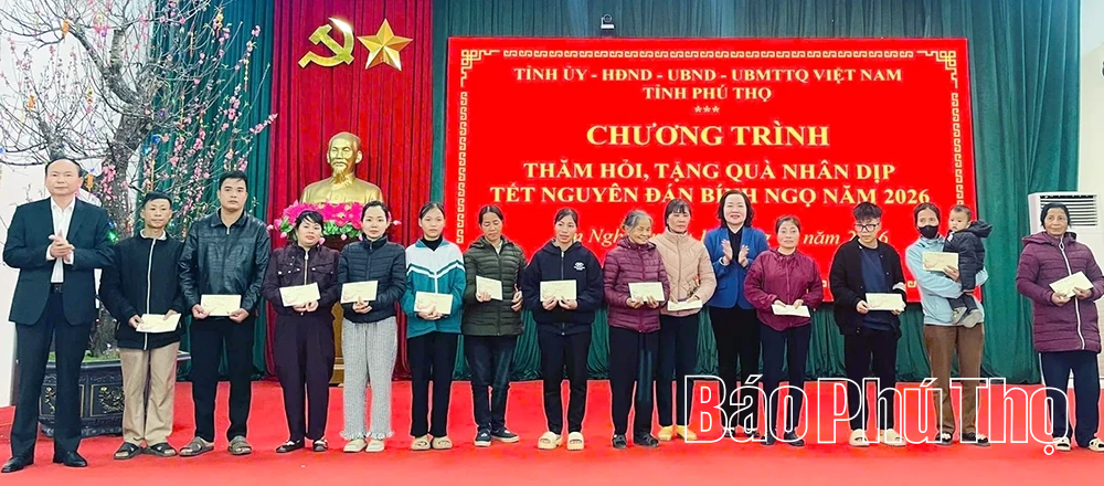 Phó Chủ tịch HĐND tỉnh Nguyễn Thị Cẩm Phương trao 300 suất quà Tết tặng các hộ có hoàn cảnh khó khăn