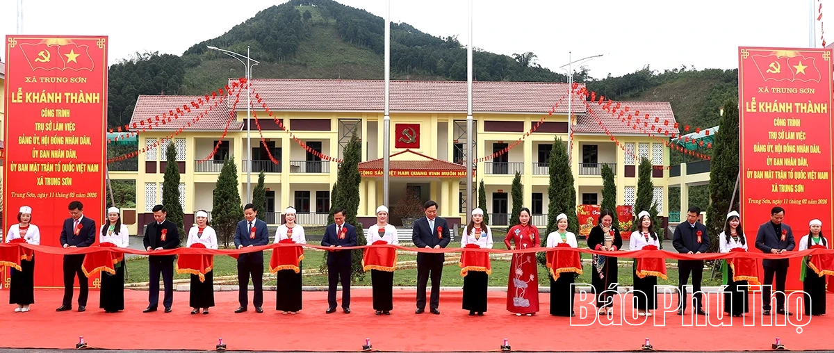 Chủ tịch UBND tỉnh Trần Duy Đông cắt băng khánh thành trụ sở làm việc của xã Trung Sơn