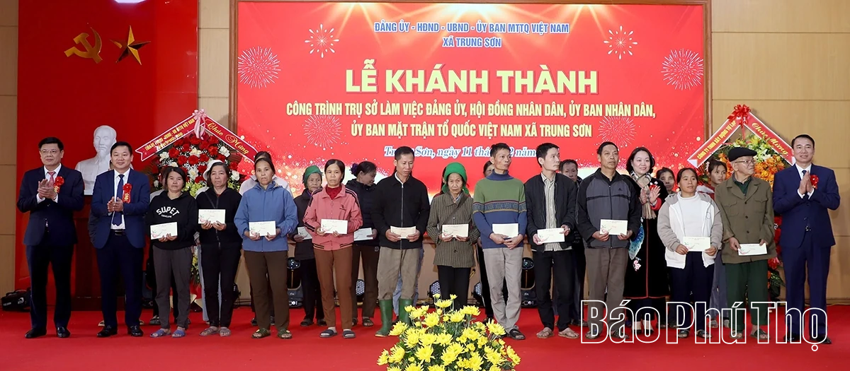 Chủ tịch UBND tỉnh Trần Duy Đông cắt băng khánh thành trụ sở làm việc của xã Trung Sơn