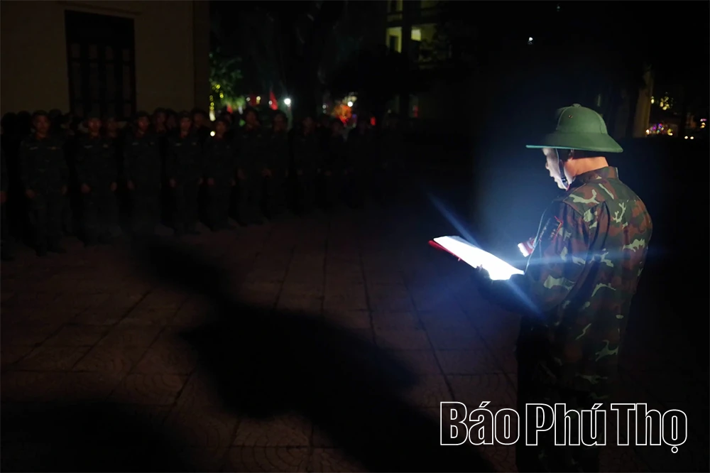 Thần tốc thi công cầu phao qua sông Lô