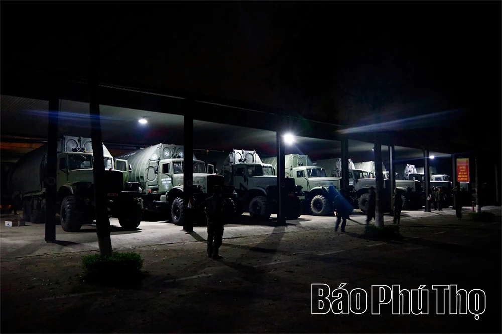 Thần tốc thi công cầu phao qua sông Lô