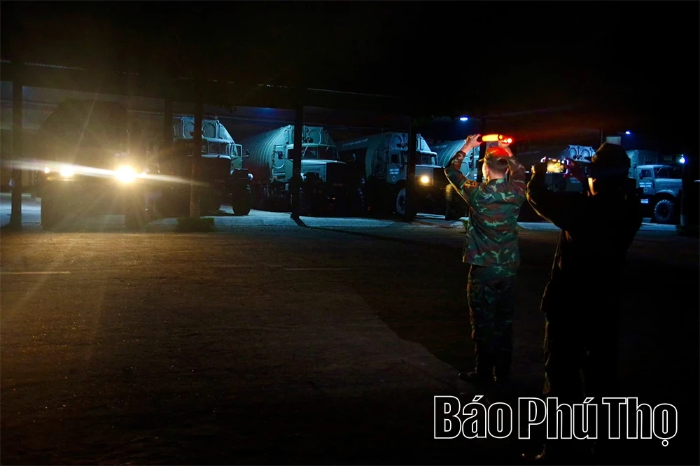 Thần tốc thi công cầu phao qua sông Lô