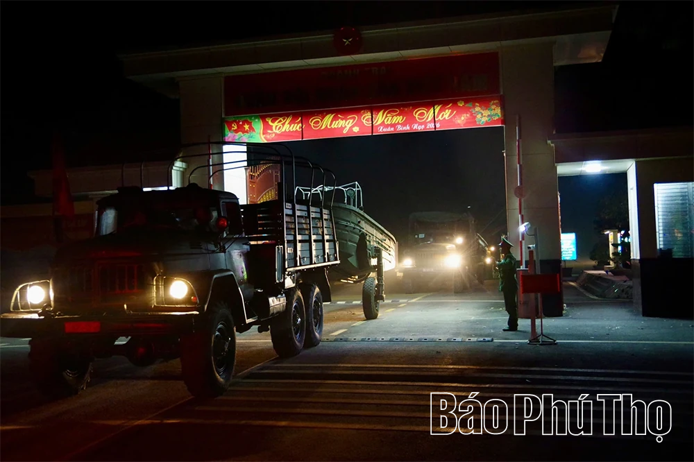 Thần tốc thi công cầu phao qua sông Lô