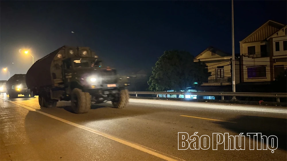 Thần tốc thi công cầu phao qua sông Lô