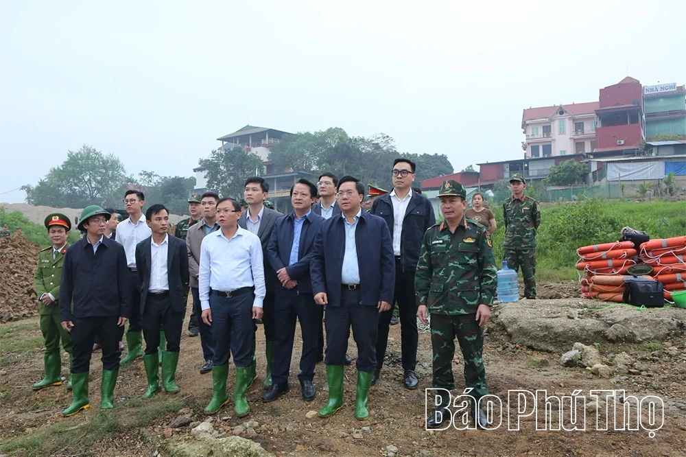 Thần tốc thi công cầu phao qua sông Lô