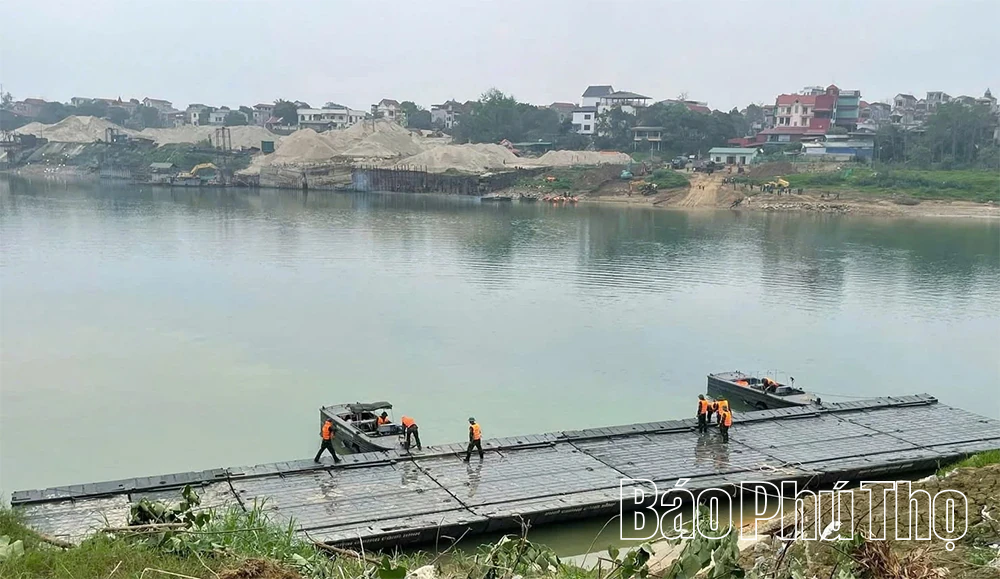 Thần tốc thi công cầu phao qua sông Lô