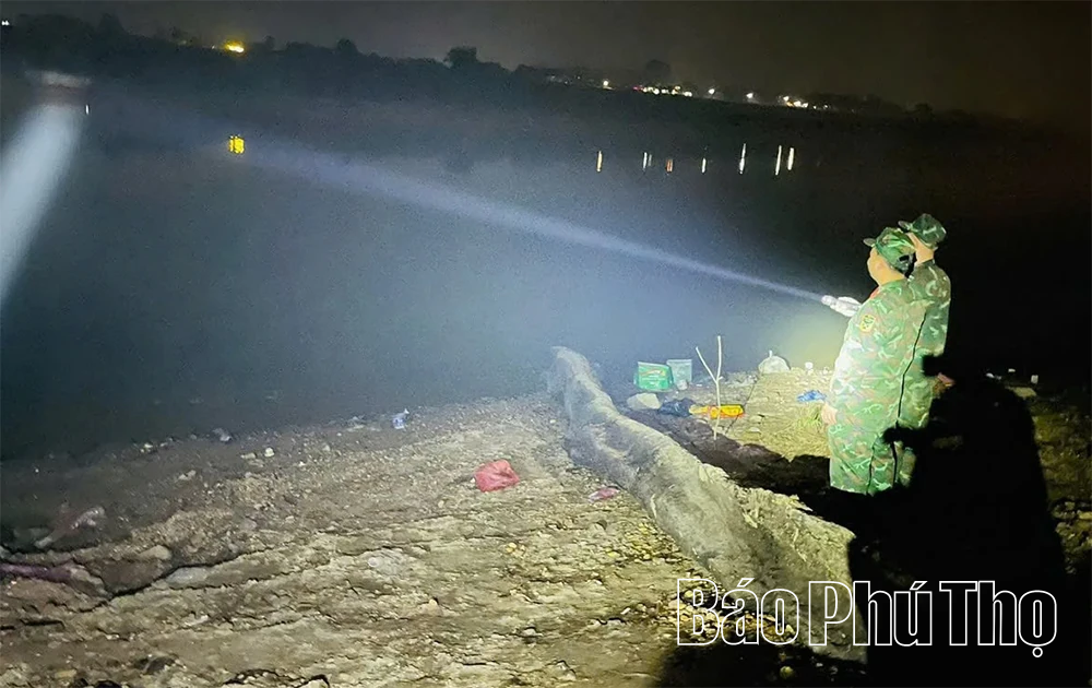 Thần tốc thi công cầu phao qua sông Lô