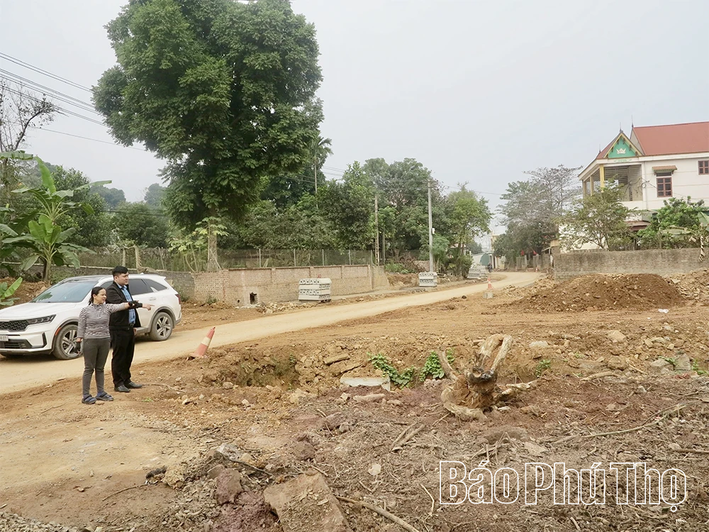 Những con đường ý Đảng, lòng dân