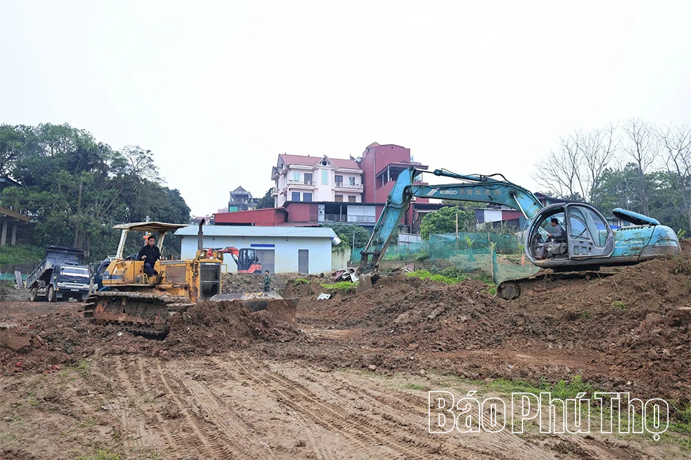 Huy động lực lượng tập trung gia cố đường dẫn, bến sông phục vụ lắp cầu phao