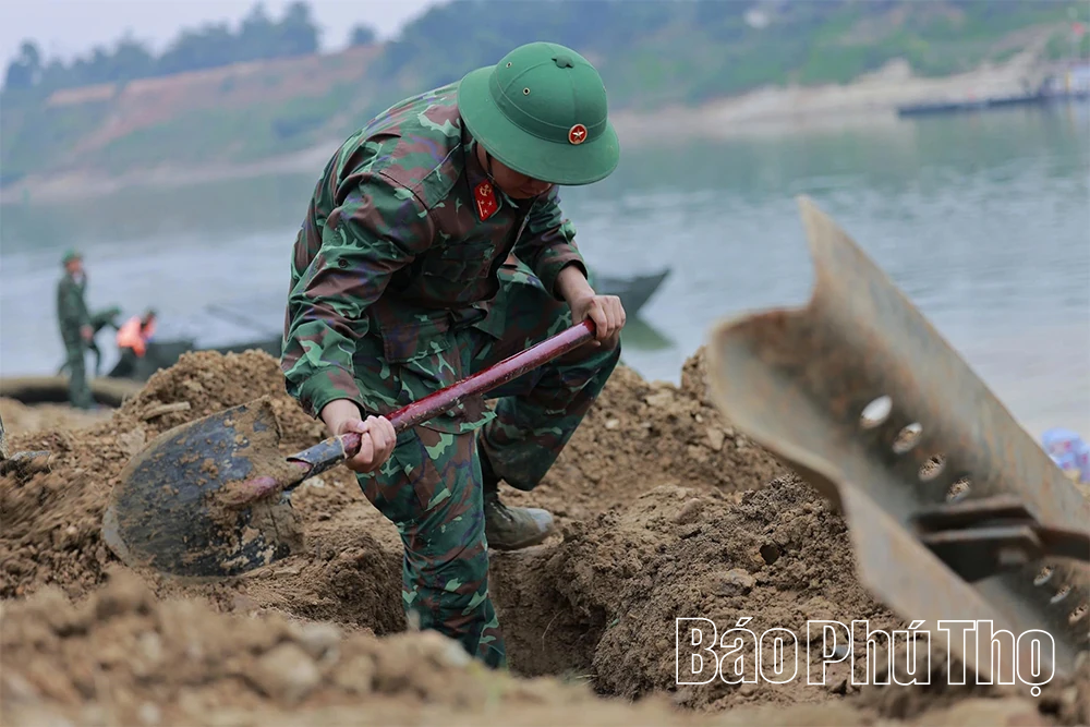 Huy động lực lượng tập trung gia cố đường dẫn, bến sông phục vụ lắp cầu phao