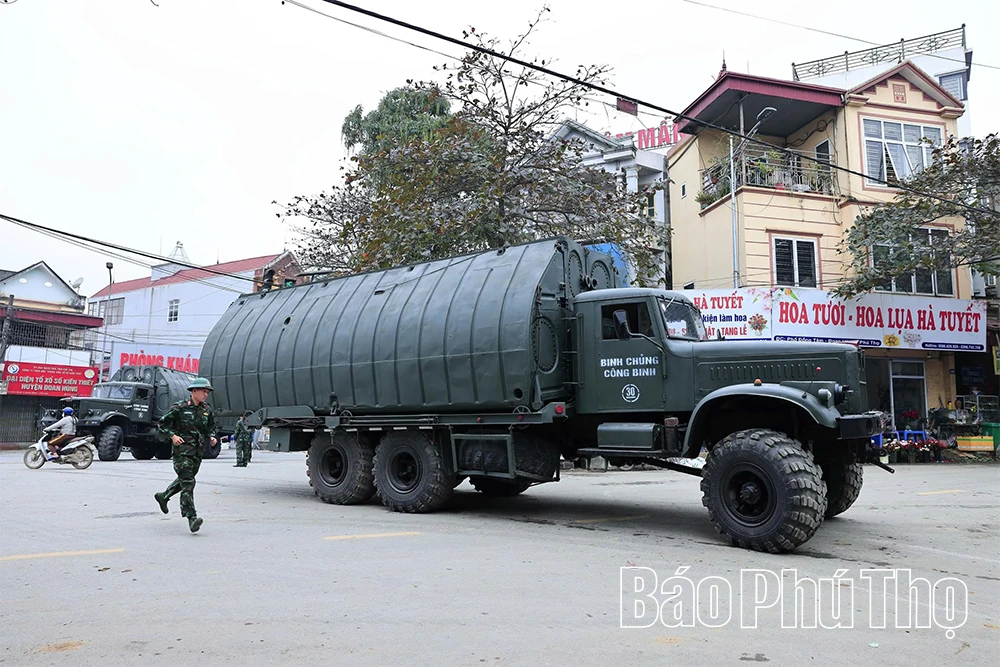 Huy động lực lượng tập trung gia cố đường dẫn, bến sông phục vụ lắp cầu phao