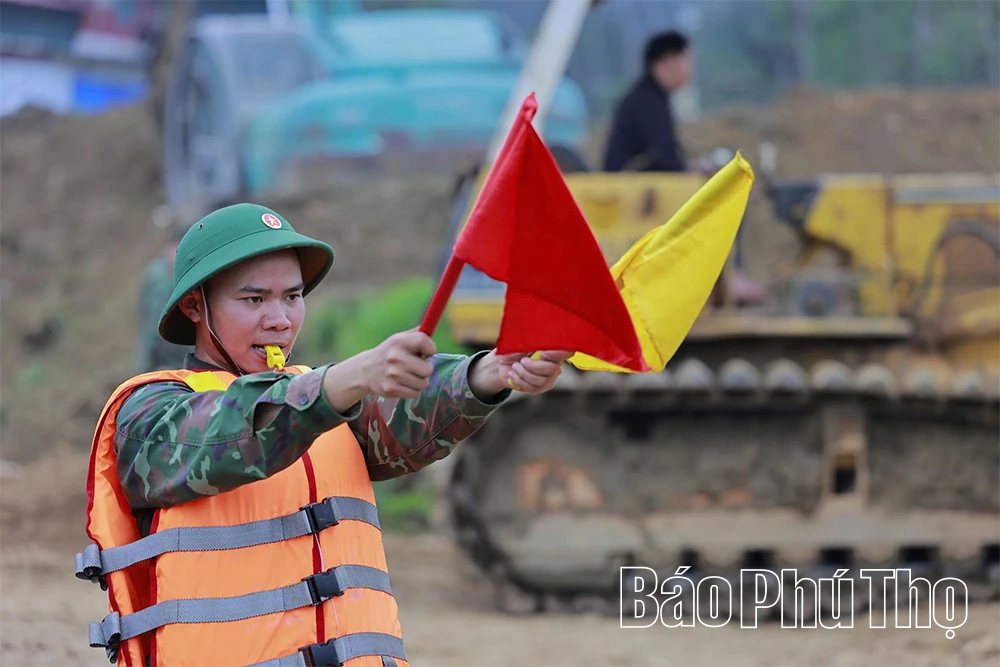 Huy động lực lượng tập trung gia cố đường dẫn, bến sông phục vụ lắp cầu phao