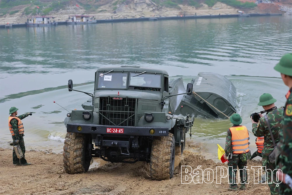 Huy động lực lượng tập trung gia cố đường dẫn, bến sông phục vụ lắp cầu phao