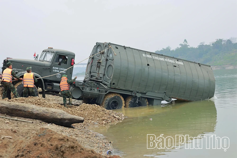Huy động lực lượng tập trung gia cố đường dẫn, bến sông phục vụ lắp cầu phao