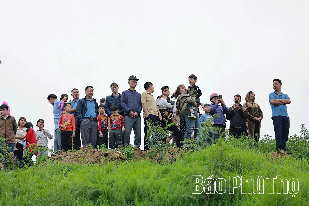 Huy động lực lượng tập trung gia cố đường dẫn, bến sông phục vụ lắp cầu phao